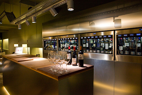 Dispensadores de vino en La Carta de Vinos. Madrid.